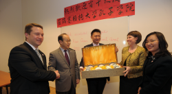 Az SZTE Konfuciusz Intézetbe látogatott Xiao Qian új kínai nagykövet (2013.03.23)